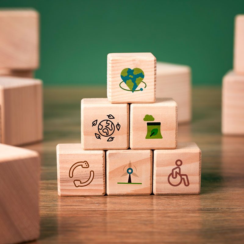 pyramide de cubes en bois avec des pictogrammes représentant la RSE