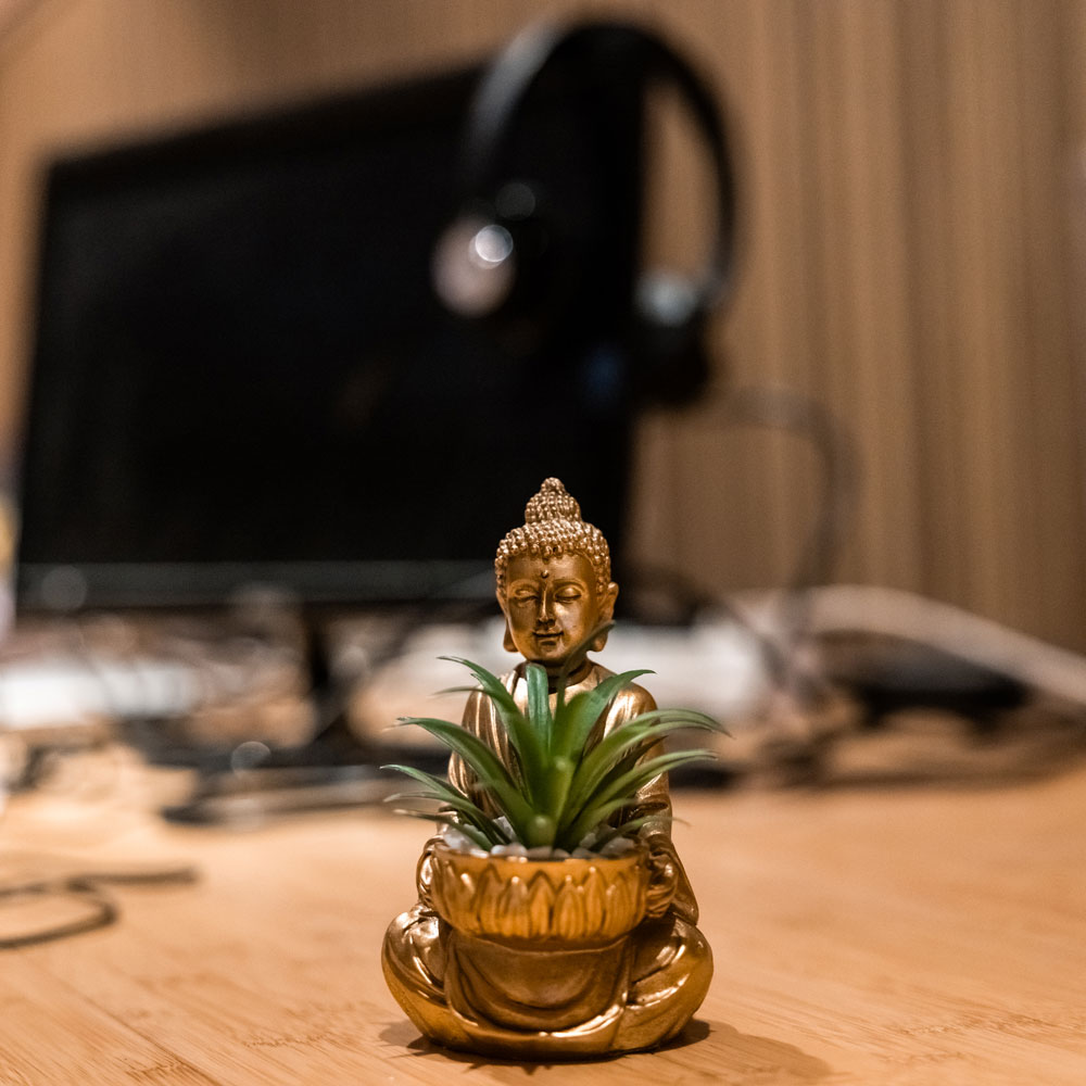 Bureau d'un collaborateur avec statuette décorative