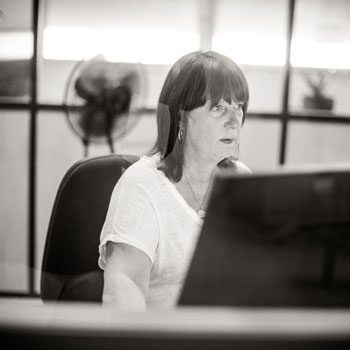 Salariée de STD Pro travaillant derrière son ordinateur