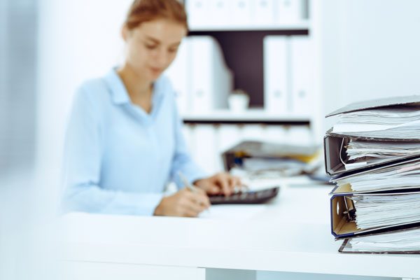 Jeune femme s'occupant de diverses tâches administratives