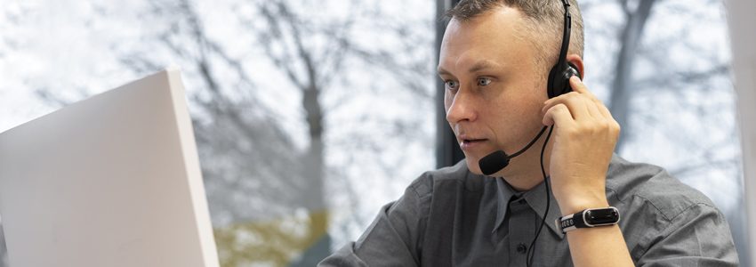 Technicien helpdesk au téléphone